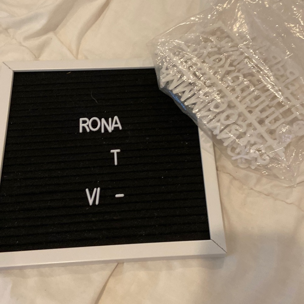 Felt picture with interchangeable letters
